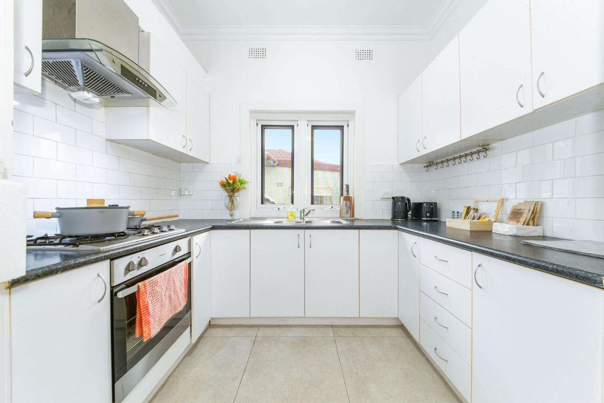 Mins To Mall Convenient 3beds Classic Charm Guest house Sydney
