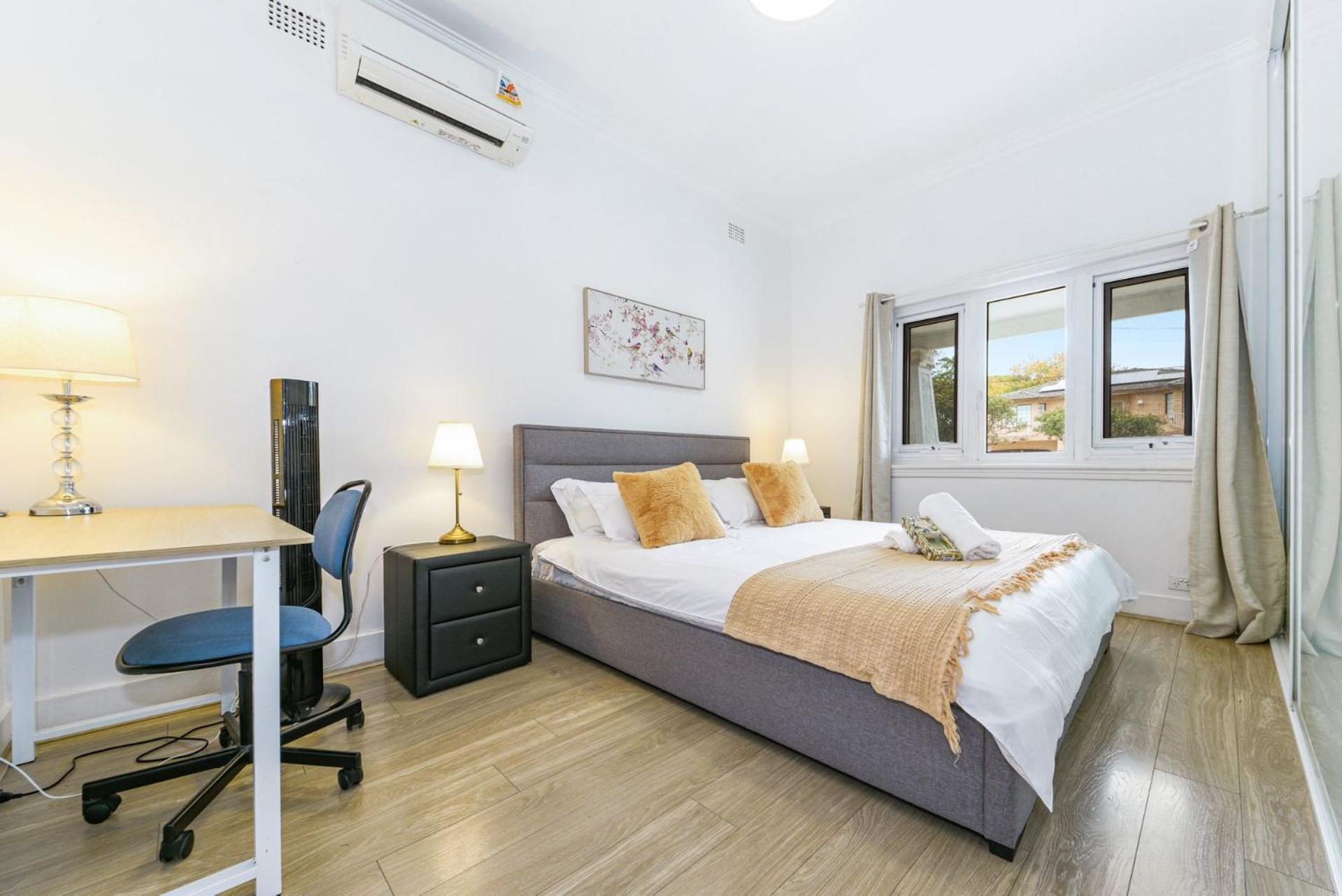 Mins To Mall Convenient 3beds Classic Charm Sydney