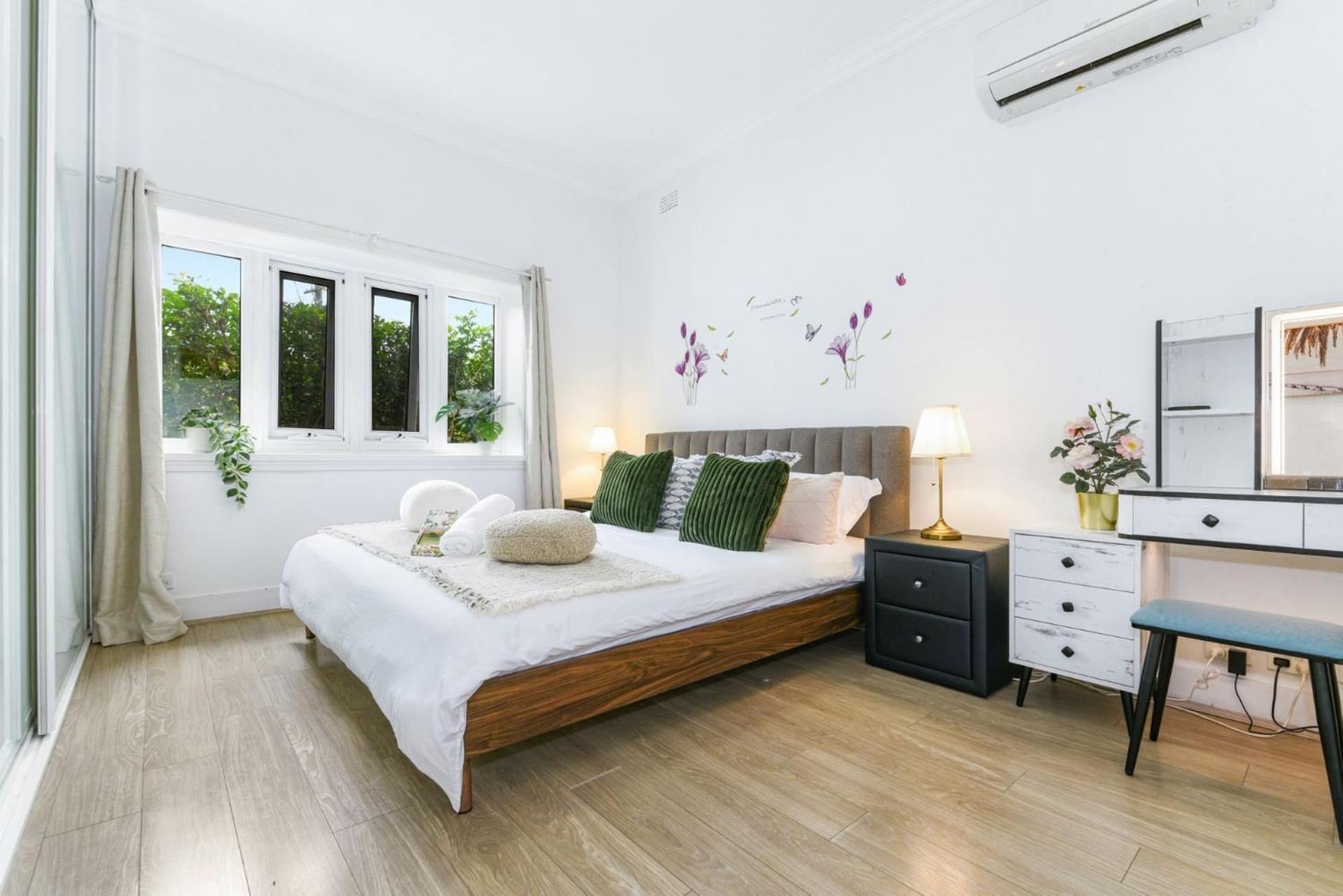 Mins To Mall Convenient 3beds Classic Charm Guest house Sydney